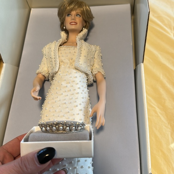 NEW IN BOX Princess Diana collector doll - Picture 4 of 8